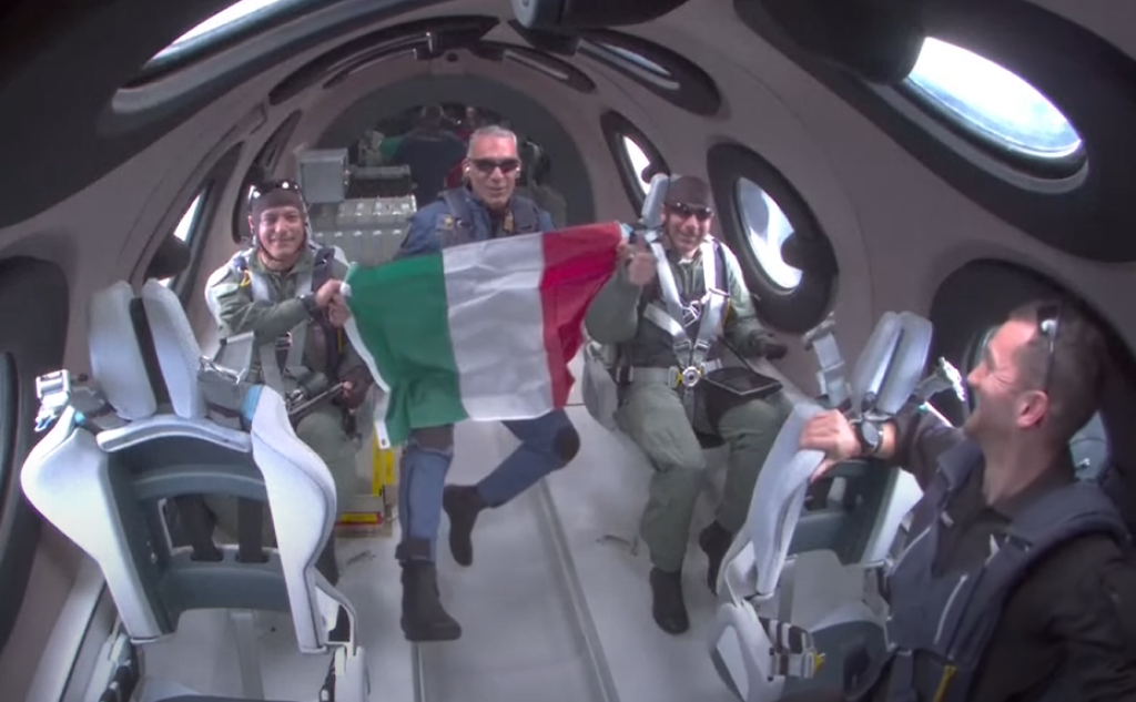 "Virgin Galactic" lansirao svoj prvi komercijalni let u svemir: Ko su putnici i koliko će karta ubuduće koštati? (VIDEO)