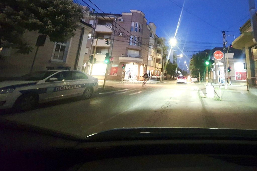 Žena istrčala iz taksija pa isprskala radnicu biber-sprejom u oči: Pokušaj pljačke u centru Čačka!