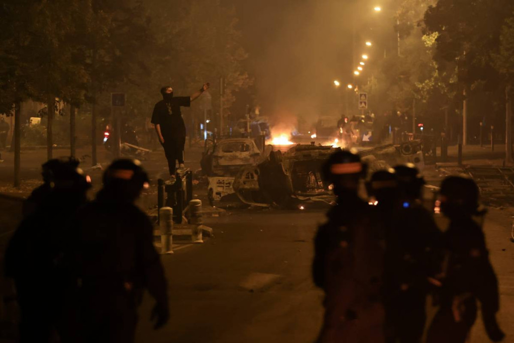 Paklena noć u Francuskoj! Nemiri u nekoliko gradova, najmanje 667 osoba uhapšeno, novi hitan sastanak Vlade (VIDEO)