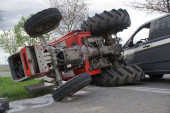 Kada traktor skrene sa asfalta, za vozača više zakon ne važi: Ljudi masovno ispadaju iz prikolica i ginu jer se ne drže ovih pravila!