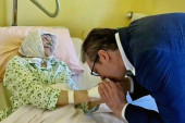 Vučić posetio u bolnici igumaniju Pećke patrijaršije: Poželeo sam joj od Boga zdravlje, jer spokojan i vedar duh već ima! (FOTO)