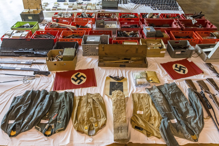 Zaplenjena velika količina droge i oružja, pronađene i nacističke zastave! Hapšenje bajkerske bande u Austriji