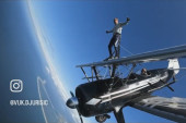 Vuk je srušio sve adrenalinske granice, i učinio nesvakidašnji podvig: Neverovatna šetnja na krilu aviona (FOTO/ VIDEO)