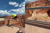 Muškarac preskočio sigurnosnu ogradu kanjona, pa zamalo upao u provaliju: Izgubio ravnotežu i počeo da klizi ka ivici (VIDEO)