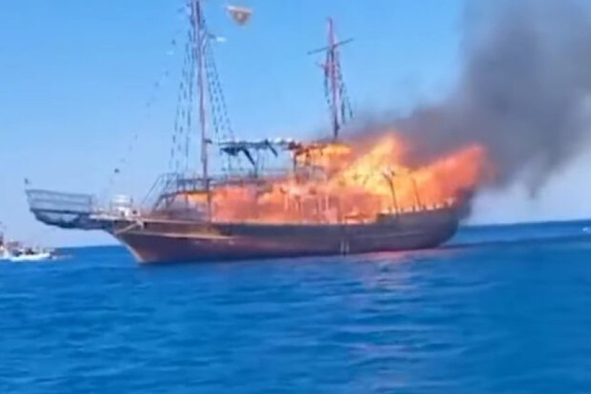 Dramatičan snimak broda koji gori na Rodosu! Preplašeni turisti panično skakali u more (VIDEO)