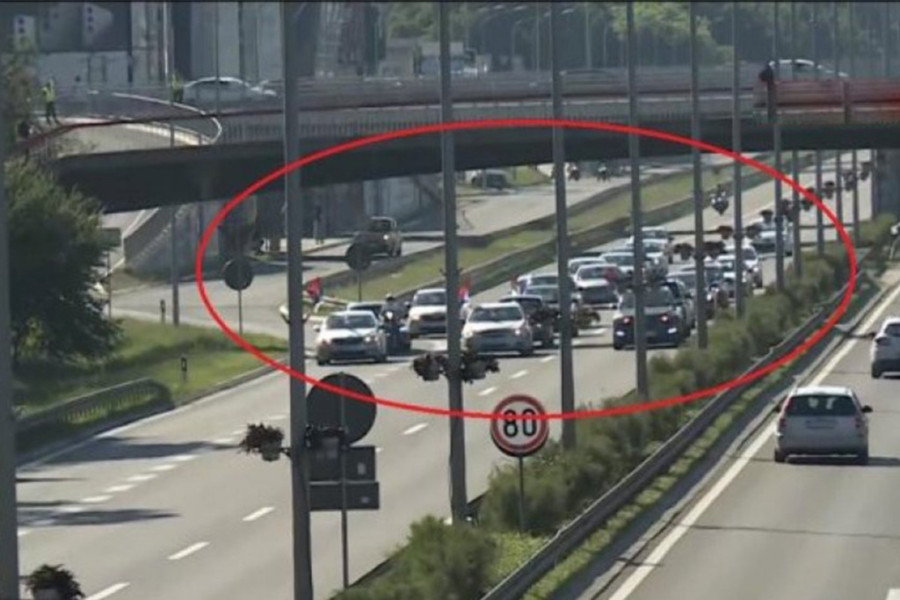 Završeno maltretiranje građana:  Dvadesetak automobila sa opozicionarima se razišlo, auto-put ponovo prohodan (FOTO/VIDEO)