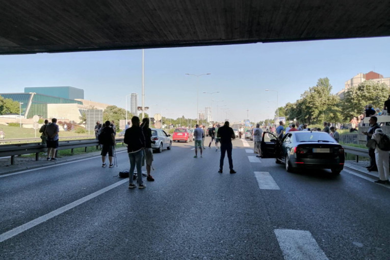Završeno maltretiranje građana:  Dvadesetak automobila sa opozicionarima se razišlo, auto-put ponovo prohodan (FOTO/VIDEO)