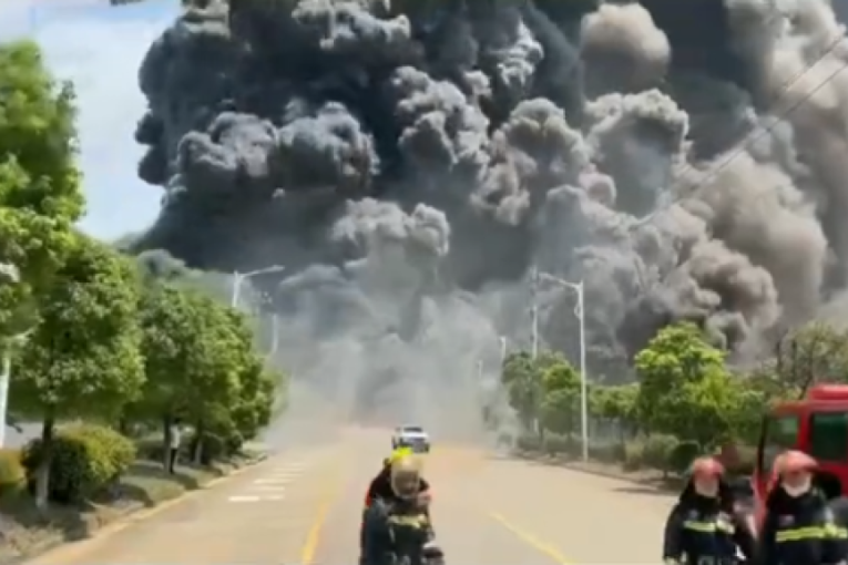 Požar zahvatio hemijsku fabriku u Kini: Dim prekrio nebo dok su se vatroigasci borili s plamenom (VIDEO)