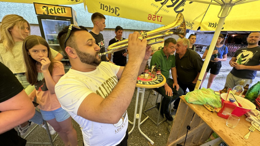 Ni nevreme im ništa ne može: Dragačevci ponovo pokazali da su nebeski narod - kiša pljušti, a hajdučki ćevapi se okreću! (FOTO)