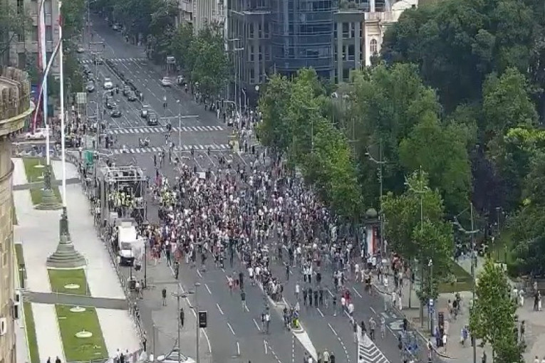 Završen politički protest opozicije: Demonstranti bacali toalet papir na srpsku zastavu, ulice ponovo prohodne za saobraćaj (FOTO)