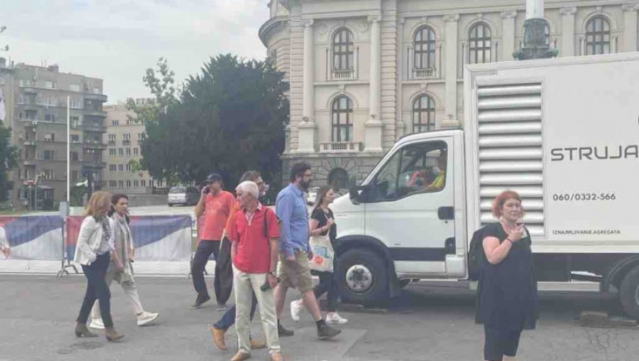 Završen politički protest opozicije: Demonstranti bacali toalet papir na srpsku zastavu, ulice ponovo prohodne za saobraćaj (FOTO)