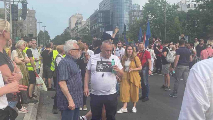 Završen politički protest opozicije: Demonstranti bacali toalet papir na srpsku zastavu, ulice ponovo prohodne za saobraćaj (FOTO)