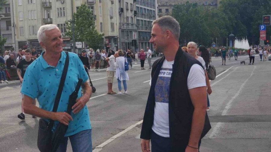 Završen politički protest opozicije: Demonstranti bacali toalet papir na srpsku zastavu, ulice ponovo prohodne za saobraćaj (FOTO)