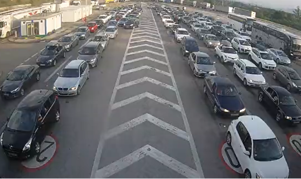 Kolone na graničnom prelazu Gradina i Preševo, iz AMSS kažu: Putnička vozila čekaju i do 70 minuta, na Evzoniju satima
