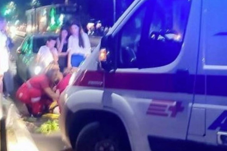 Auto udario dete na električnom trotinetu u Beogradu: Hitna ispred Pravnog fakulteta pruža pomoć (FOTO)