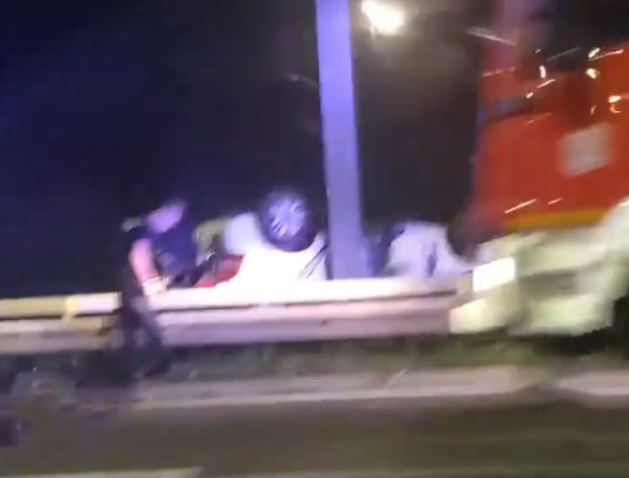 Vozač "opela" divljao kod Geneksa: Sleteo sa auto-puta, pa završio na krovu - tri osobe povređene