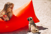 Nije baš oduševljen: Urnebesna reakcija psa koji je prvi put otišao na plažu (VIDEO)