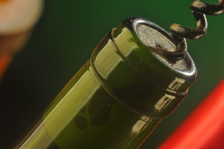 Kako otvoriti vino sa pampurom bez vadičepa? Tiktokerka je dala fenomenalno rešenje i oduševila sve (VIDEO)
