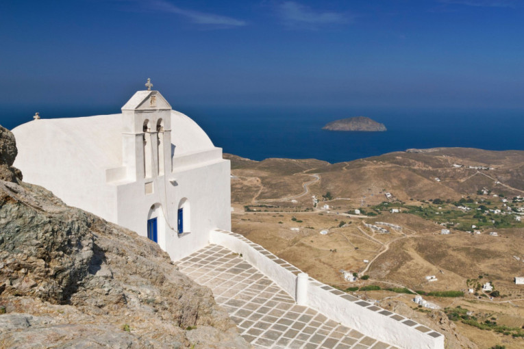 Ovako izgleda pravi grčki raj: Destinacija koja mami turiste belim kućama i šarmantnim uskim uličicama (FOTO)