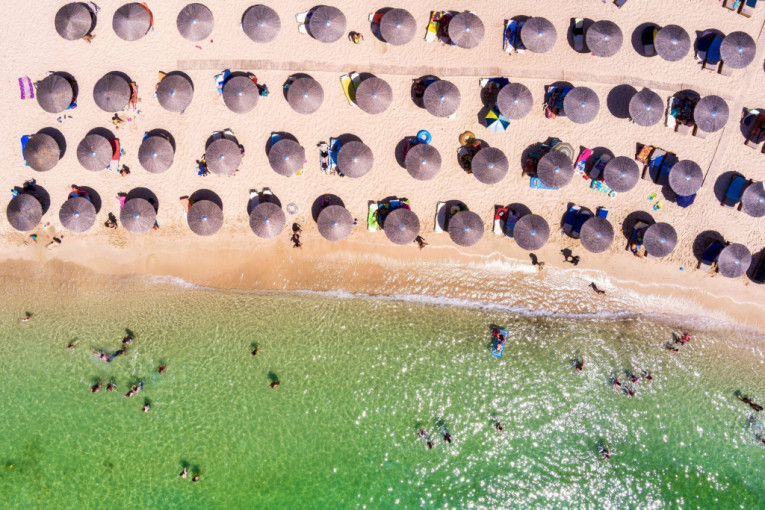 Oprezno na letovanju, već se desilo našim turistima! Ko unese hranu na hotelsku plažu, mogu da ga isteraju, a pare ne vraćaju!