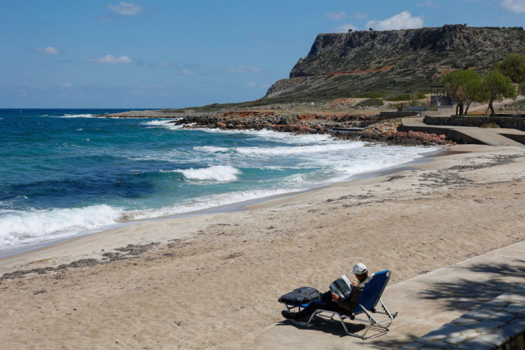 Ljudi, da li ste normalni? Na ovoj plaži u Crnoj Gori ležaljka košta 200 evra