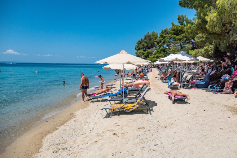 Srpski turista nasmejao sve: Tražio je savet za plažu sa dobrim barom i dobio je, ali nije sve prošlo kako se nadao