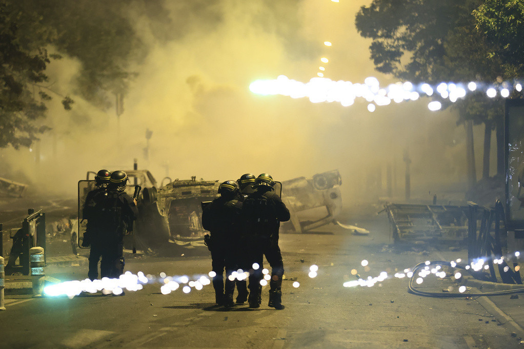 Nema mira u Francuskoj! Makron sazvao hitan sastanak vlade, ministar raspoređuje 45.000 policajaca tokom noći