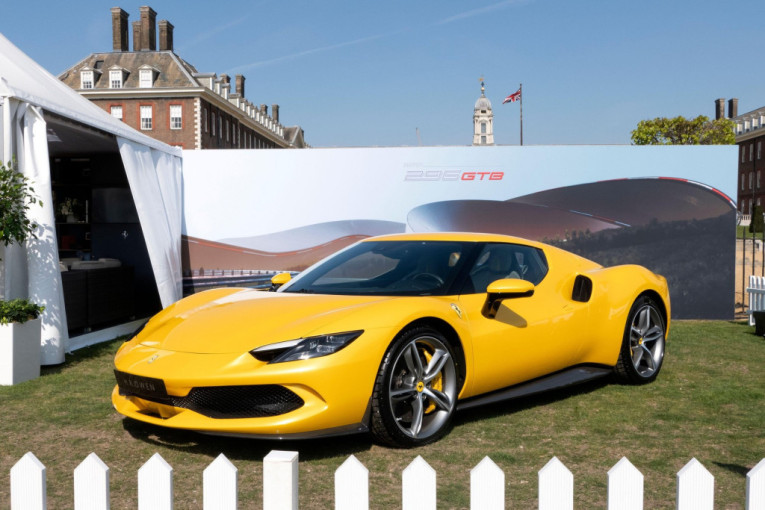 Tragična sudbina luksuznog vozila: Novi Ferrari pokvaren nakon samo jednog sata posle kupovine? (VIDEO)