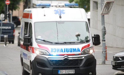 Teška nesreća na Novom Beogradu: Kolima oborio policajca na motoru