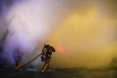 Vatrogasac poginuo u Parizu: Gasio vozila zapaljena u neredima
