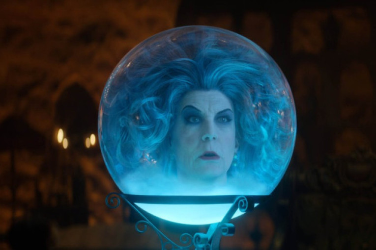 Prepoznajete li čuvenu glumicu u kristalnoj kugli? "Ukleta kuća" uskoro u bioskopima (FOTO/VIDEO)