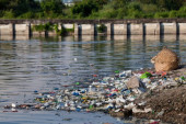Sramotno! Žena bacila 20 vreća životinjskog otpada u reku! (VIDEO)