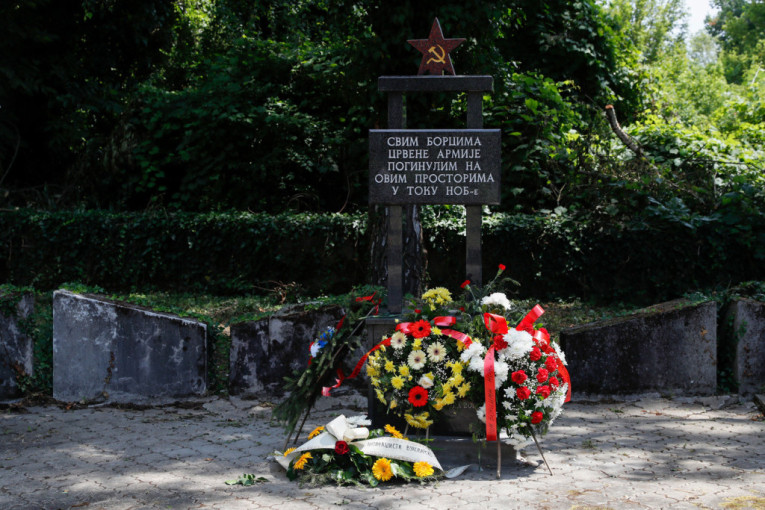 Slavilo se pod petokrakom: Ruskoj vojsci otkriven spomenik na praznik bivše Jugoslavije! Pevalo se o bratstvu i jedinstvu... (FOTO/VIDEO)