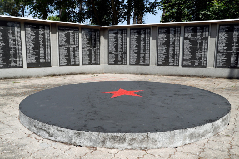 Slavilo se pod petokrakom: Ruskoj vojsci otkriven spomenik na praznik bivše Jugoslavije! Pevalo se o bratstvu i jedinstvu... (FOTO/VIDEO)