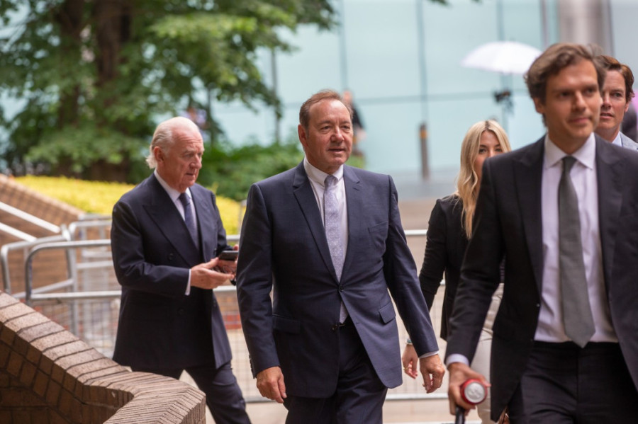 Snimak šokirao sve! Na suđenju Kevinu Spejsiju pušteno svedočenje muškarca: Poljubio me je dva puta u pabu, pa uhvatio za međunožje