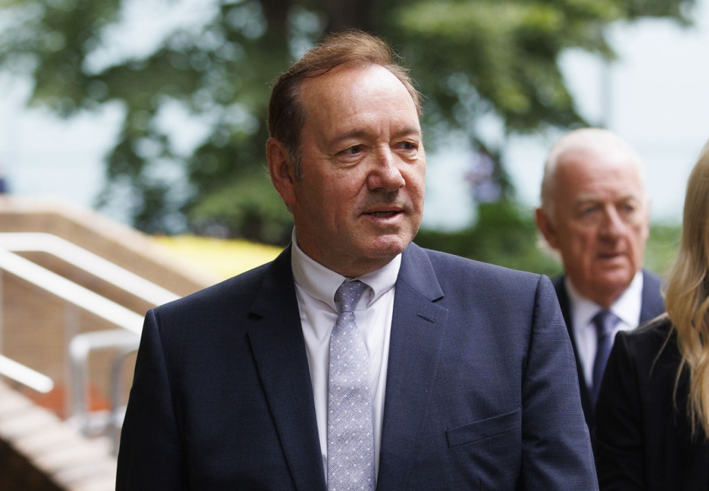 Snimak šokirao sve! Na suđenju Kevinu Spejsiju pušteno svedočenje muškarca: Poljubio me je dva puta u pabu, pa uhvatio za međunožje