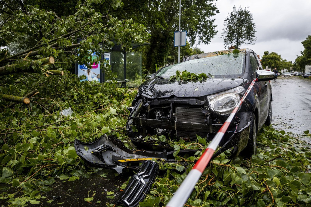 Snažna oluja pogodila Holandiju: Poginula jedna osoba, nekoliko destina povređeno (VIDEO/FOTO)