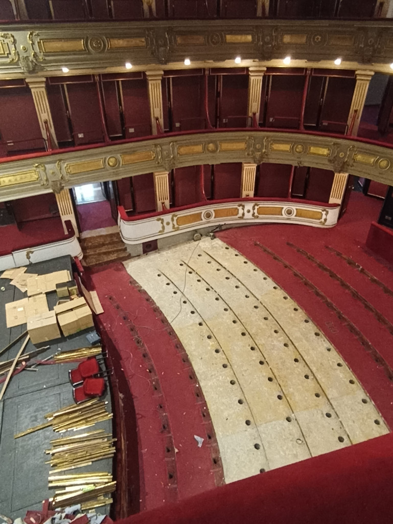 Prva ozbiljnija rekonstrukcija u Narodnom pozorištu nakon 34 godine: Novi izgled Velike scene (FOTO)