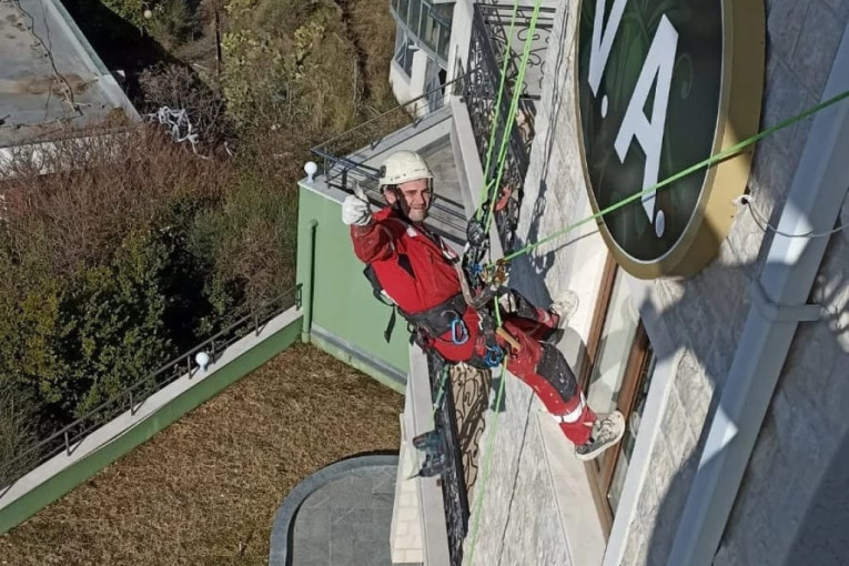 Vise na užadima sa zgrada, a u rukama imaju po nekoliko zanata: Rus Maksim se u Crnoj Gori bavi industrijskim alpinizmom (FOTO)