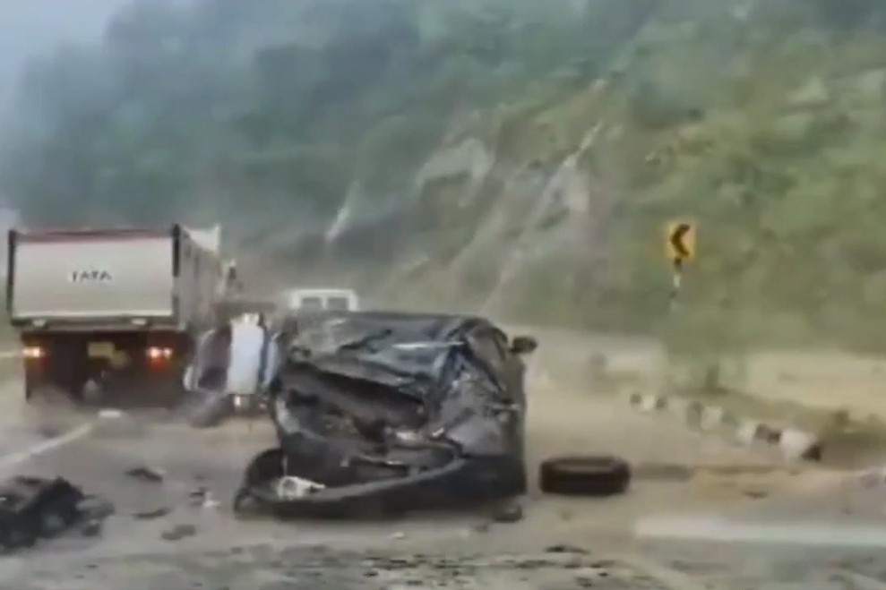 Stenčuga se sručila na put, pregazila automobile - nije ostalo ništa od njih (VIDEO)