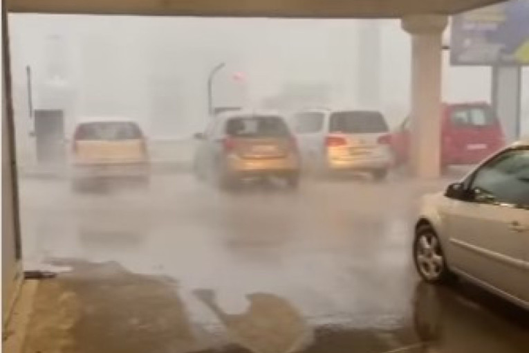 Nevreme tutnji Srbijom: U Kruševcu ispaljene protivgradne rakete, munje sevaju u Užicu (VIDEO)