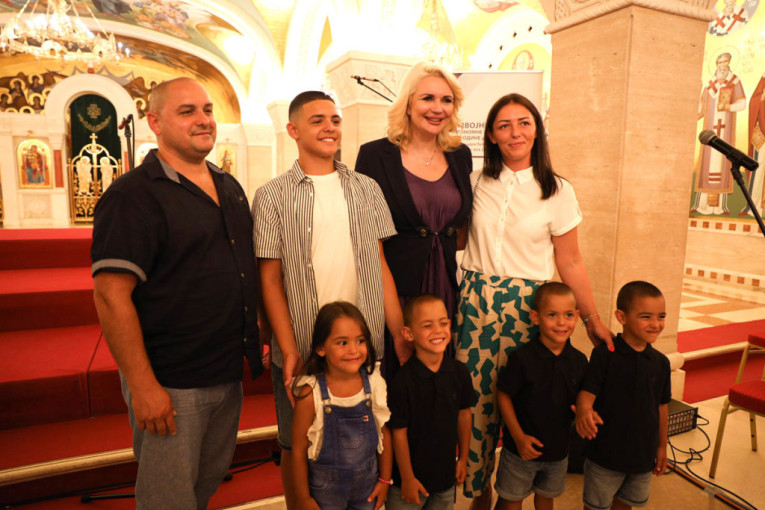 Hteli su još jedno dete, a dobili četvorke! Neverovatna priča porodice Krstić: Sin zamolio roditelje za batu ili seku, oni mu doveli četvoro