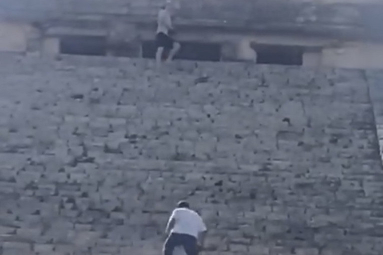 Turista oskrnavio drevni hram Maja zbog selfija? Snimak bahatog mladića razbesneo javnost