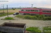 Stravična scena kod Lozovika: Voz u punoj brzini udario u automobil, pogledajte! (VIDEO)