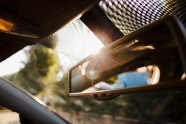 Važno je znati: Koje stvari nikako ne treba ostavljati u automobilu tokom vrućina