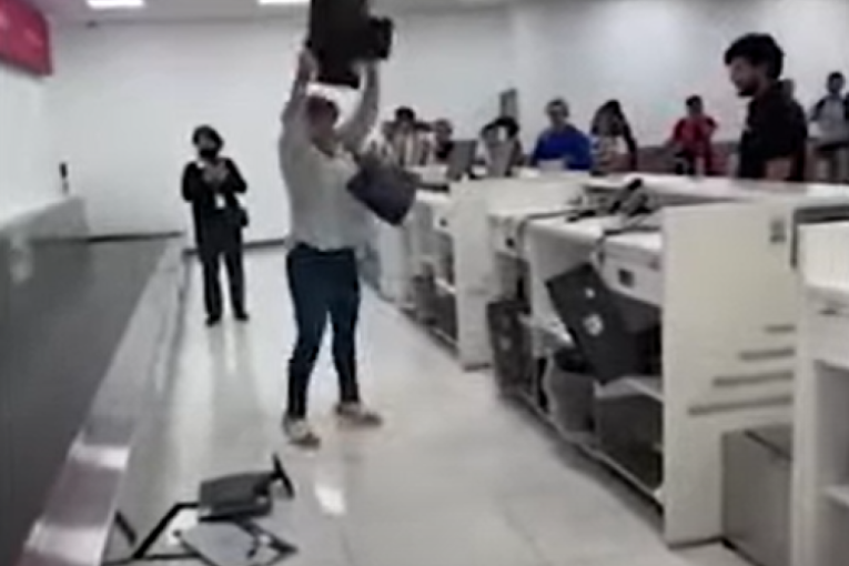 Putnica pobesnela na aerodromu jer nisu hteli da joj vrate pare: Polupala im sve kompjutere (VIDEO)