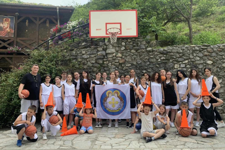 Partizan pomogao dečiju letnju školu manastira kod Prizrena: Donirani dresovi i lopte