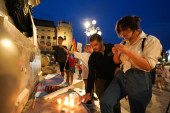 Potresan prizor iz centra Beograda: Ljudi pale sveće za ubijenu Nou i ostavljaju emotivne poruke! (FOTO)