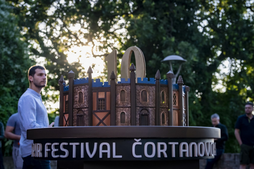 Završen prvi deo 10. Šekspir festivala: Njujork, smeh i ovacije u Čortanovcima (FOTO)