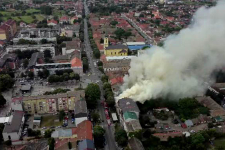 Veliki požar izbio u Rumi: Gori prodavnica dečije opreme! Kulja dim nad gradom (VIDEO)
